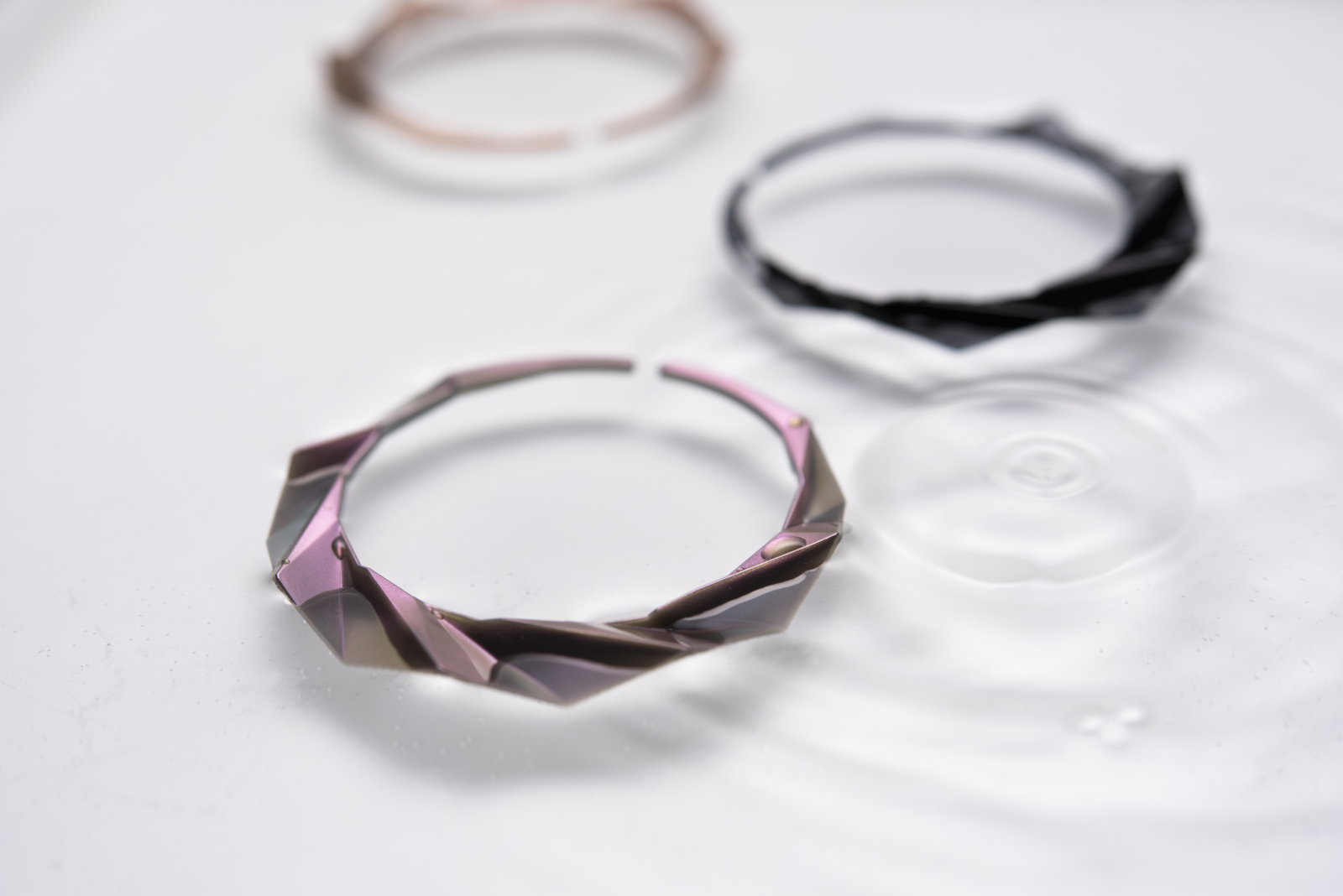 It is a material sample that conveys beautiful raw material coloring technology by adding polarized pearls and glitter to polycarbonate, a transparent resin with excellent durability. Demonstrating the intricately calculated technological inner workings, KONOHA, GEKKA, and KIHANA are material samples featuring the sensation of changes in color and material induced by light.